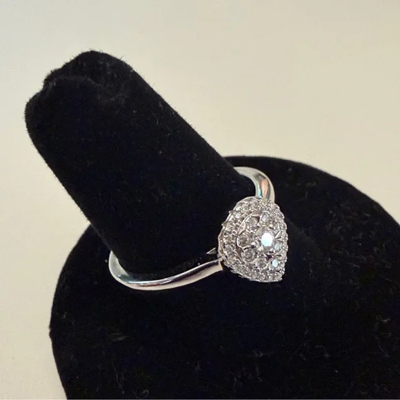 Elegant Silver Teardrop Ring - Picture 2 of 5